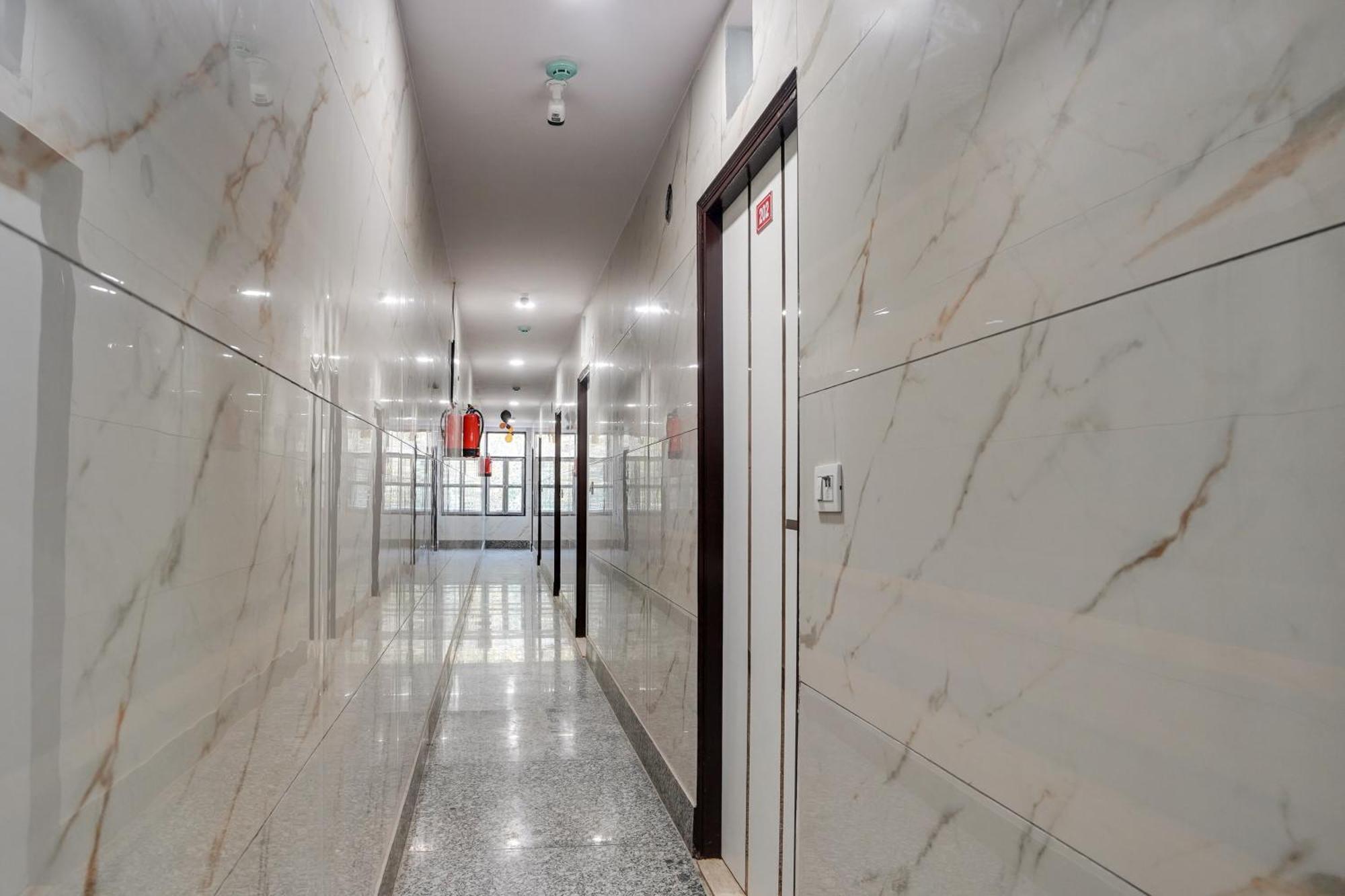 Super Hotel O Hotel Gold Star Nowe Delhi Zewnętrze zdjęcie